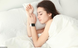 睡觉梦到自己脚踩空，身体还抖一下，这是什么情况？听医生怎么说 